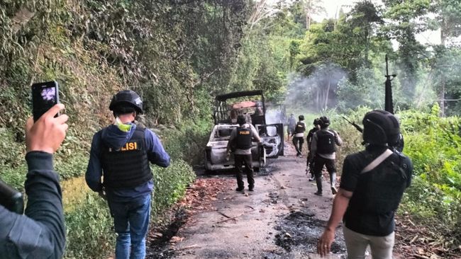 Tiga anggota polisi terluka usai baku tembak dengan KKB di kawasan Pegunungan Bintang, Papua, menyusul laporan seorang ojek online yang diganggu oleh mereka.