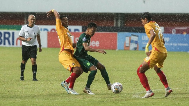 Pelatih Aji Santoso mengaku kecewa dengan keputusan wasit Ginanjar Rahman Latief yang memimpin pertandingan Persebaya Surabaya vs Persik Kediri.