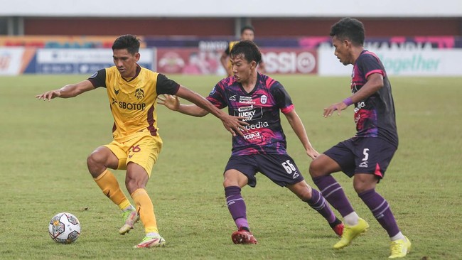 Kontroversi wasit menjadi sorotan dalam lanjutan Liga 1 2022/2023 meski baru berjalan dua pekan usai terhenti karena Tragedi Kanjuruhan.