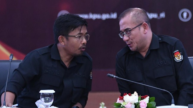 Komisioner KPU Idham Holik dilaporkan ke Dewan Kehormatan Penyelenggara Pemilu (DKPP) atas dugaan intimidasi terhadap petugas KPU daerah.