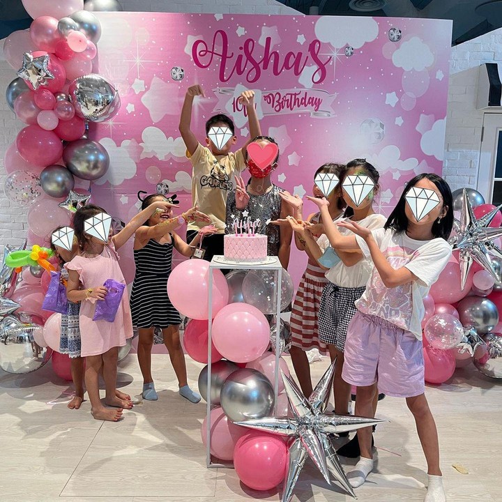<p>Di ulang tahun sang anak, Denada terus mengucapkan rasa syukurnya karena Aisha bisa mendapatkan pesta ulang tahun yang ia inginkan. Ini merupakan pesta ulang tahun pertama Aisha bersama teman-teman sekolahnya, lho. (Foto: Instagram: @denadaindonesia)</p>