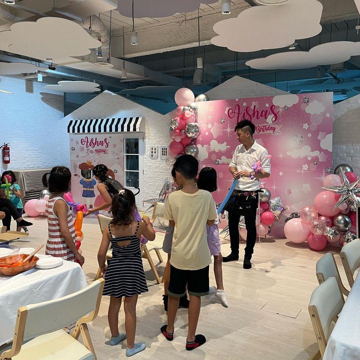 <p>Pesta ulang tahun Aisha kali ini bertemakan warna <em>pink</em>. Dekorasinya pun sangat cantik dengan balon merah muda dan <em>silver</em>. (Foto: Instagram: @denadaindonesia)</p>