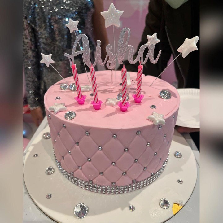 <p>Kue ulang tahun Aisha juga juga tampak cantik nih, Bunda. Berhiaskan permata dan bintang, kue ulang tahun Aisha jadi terlihat sangat mewah, ya. (Foto: Instagram: @denadaindonesia)</p>