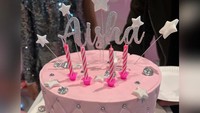 <p>Kue ulang tahun Aisha juga juga tampak cantik nih, Bunda. Berhiaskan permata dan bintang, kue ulang tahun Aisha jadi terlihat sangat mewah, ya. (Foto: Instagram: @denadaindonesia)</p>