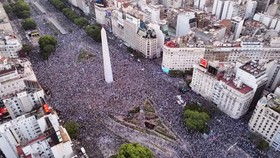 FOTO: Argentina ke Final, Fans Menggila di Buenos Aires
