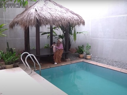 7 Potret Rumah Baru Ria Ricis dan Teuku Ryan, Ada Saung Dekat Kolam Renang