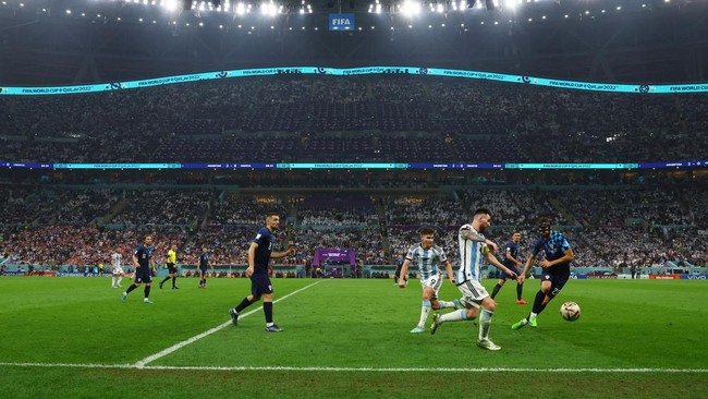 Lionel Messi menciptakan momen ajaib saat memberikan assist untuk gol ketiga Argentina melawan Kroasia di semifinal Piala Dunia 2022.