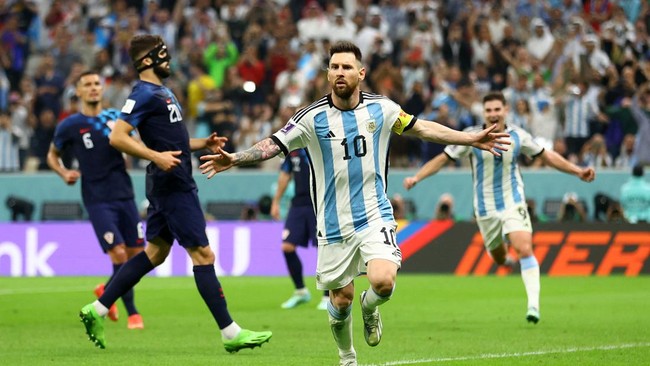 Argentina semakin mendekati sejarah manis Spanyol sebagai tim yang menelan kekalahan di laga perdana namun berhasil menjadi juara Piala Dunia.