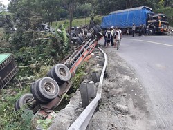 Truk Kontainer Muatan Tripleks Terguling di Jalan Jambu-Semarang