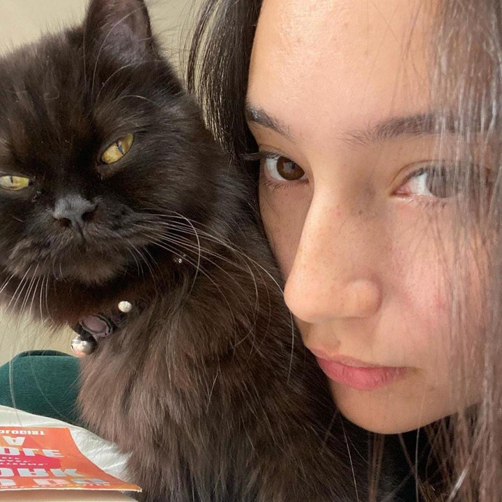 <p>Tatjana seringkali tampil natural dalam kesehariannya. Ia bahkan tak merasa insecure ketika harus tampil dengan wajah berjerawat kemerahan.  (Foto: Instagram@tatjanasaphira)</p>
