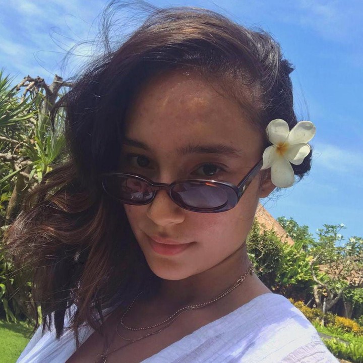 <p>Tidak malu menampilkan wajah <em>natural</em>nya yang berjerawat, membuat banyak netizen termotivasi untuk tetap tampil percaya diri di depan umum. (Foto: Instagram@tatjanasaphira)</p>