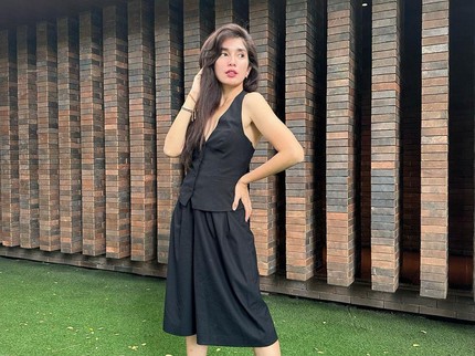 7 Potret Terbaru Ussy Sulistyawati Makin Langsing Bak ABG