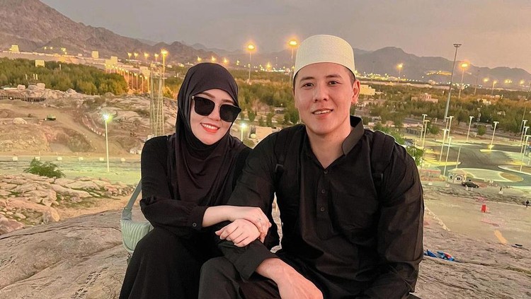 Via Vallen dan Suami pergi Umrah Via Vallen dan Suami pergi Umrah