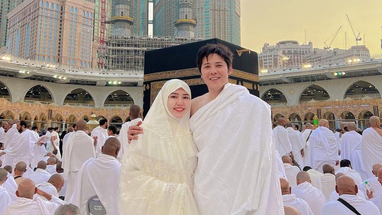 Via Vallen dan Suami pergi Umrah Via Vallen dan Suami pergi Umrah
