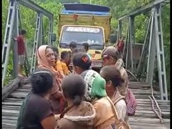 Viral Emak-Emak Perkasa di Kupang Tarik Truk Nyangkut di Jembatan