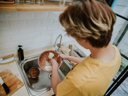 5 Tips Bersihkan Alat Masak Berbahan Kayu Agar Aman Dipakai