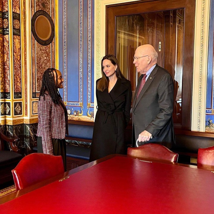 <p>Zahara memiliki ciri khas yang cukup unik, yakni dirinya kerap mengepang rambutnya setiap bepergian, seperti potret yang satu ini saat Zahara sedang menemani sang Bunda bekerja. (Foto: Instagram@angelinajolie)</p>