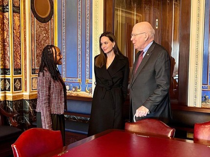 6 Potret Angelina Jolie & Zahara, Anak Perempuannya yang Kini Sudah Kuliah