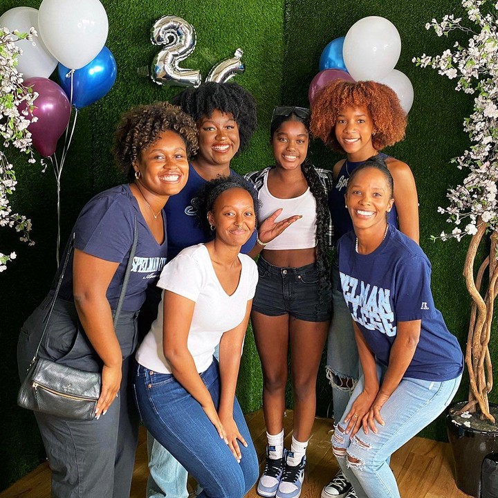<p>Zahara diketahui juga telah diterima di Universitas Spelman, di Antlanta. Jolie pun mengungkapkan rasa bangganya terhadap Zahara melalui unggahannya di media sosial. "<em>Zahara with her Spelman sisters! Congratulations to all new students starting this year. A very special place and an honor to have a family member as a new Spelman girl</em>," tulisnya, dikutip dari laman <em>Instagram@angelinajolie. </em>(Foto: Instagram@angelinajolie)</p>