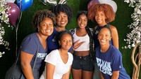 <p>Zahara diketahui juga telah diterima di Universitas Spelman, di Antlanta. Jolie pun mengungkapkan rasa bangganya terhadap Zahara melalui unggahannya di media sosial. "<em>Zahara with her Spelman sisters! Congratulations to all new students starting this year. A very special place and an honor to have a family member as a new Spelman girl</em>," tulisnya, dikutip dari laman <em>Instagram@angelinajolie. </em>(Foto: Instagram@angelinajolie)</p>