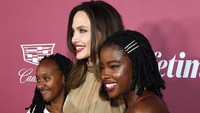 <p>Angelina Jolie memiliki enam orang anak, yang terdiri dari empat orang anak laki-laki dan dua orang anak perempuan. Salah satu anak perempuannya, Zahara Marley Jolie-Pitt kini telah menjadi remaja dan kuliah di Universitas Spelman, Bunda. (Foto: Instagram@angelinajolie)</p>
