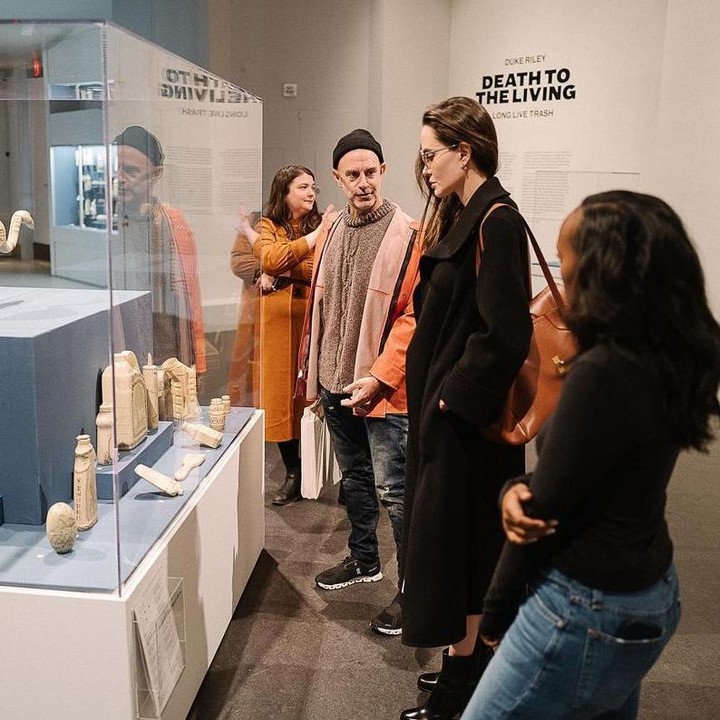 <p>Beberapa waktu lalu, Jolie juga membagikan kegiatannya yang mengunjungi Museum Brooklyn bersama Zahara yang menggerai rambutnya, Bunda. (Foto: Instagram@angelinajolie)</p>