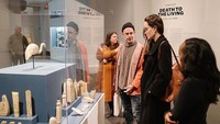 <p>Beberapa waktu lalu, Jolie juga membagikan kegiatannya yang mengunjungi Museum Brooklyn bersama Zahara yang menggerai rambutnya, Bunda. (Foto: Instagram@angelinajolie)</p>