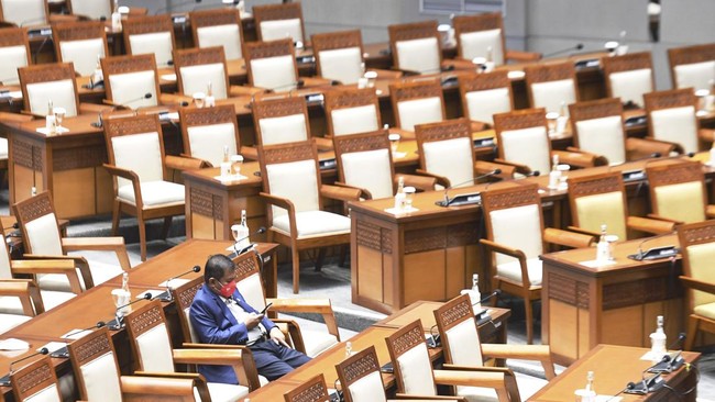 Calon hakim MA 'diusir' oleh Komisi III DPR RI saat fit and proper test karena masih terdaftar sebagai caleg PSI di Pemilu 2024.