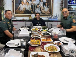 Bertemu Hendropriyono, Deddy Corbuzier Pakai Seragam TNI