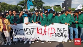 Massa Mahasiswa Demo Tolak KUHP Bermasalah di DPR