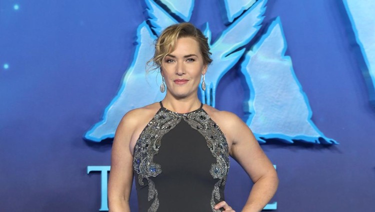 Gaya Kate Winslet di Premier Avatar 2 LONDON, ENGLAND - DECEMBER 06: Kate Winslet attends the