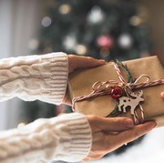 Bingung Pilih Kado untuk Teman yang Pintar? Cek 4 Rekomendasi Hadiah Bermanfaat Ini, yuk!