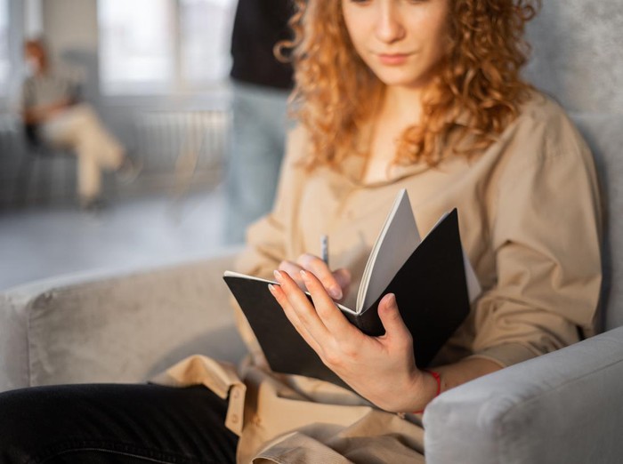 Ilustrasi perempuan suka menulis/Foto: Freepik.com/