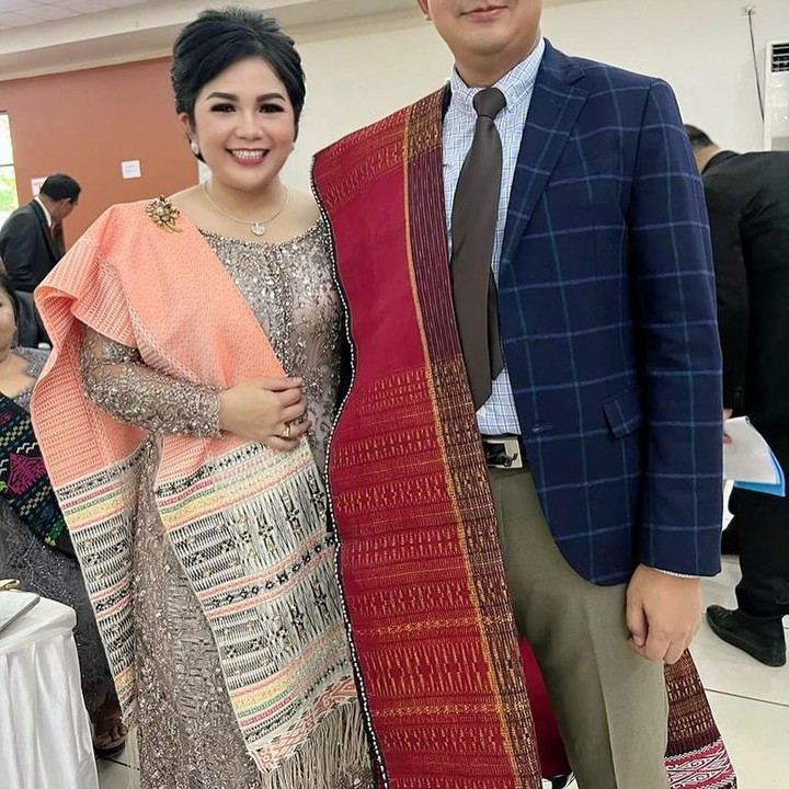 <p>Joy Tobing dan sang suami selalu tampil mesra di setiap kesempatan, Bunda. Pasangan ini terlihat sangat harmonis di pernikahan yang baru berjalan satu tahun. (Foto: Instagram @joydestinytobing)</p>