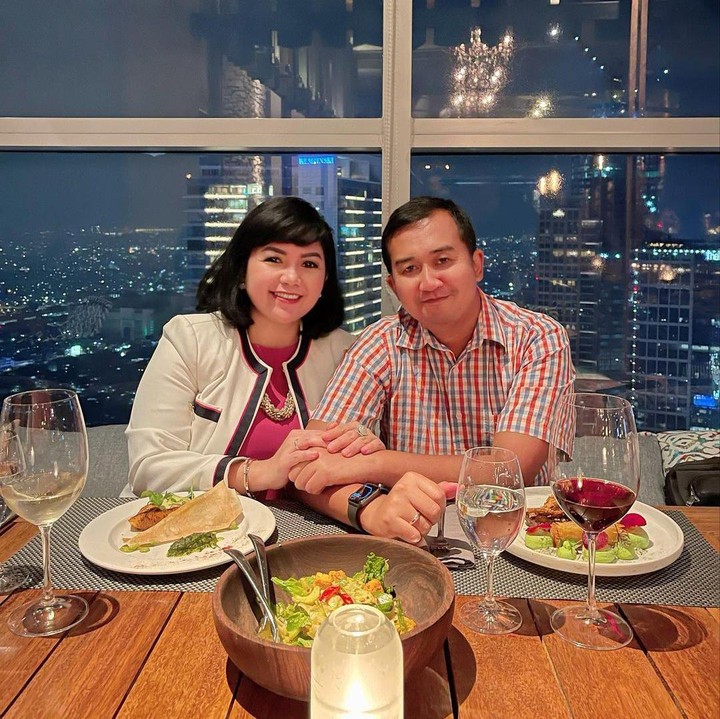 <p>Meski disibukkan dengan rutinitas sebagai ibu Persit, Joy Tobing juga kerap melakukan waktu luang besama suami. Seperti ketika mereka menikmati makan malam romantis pada perayaan hari ulang tahun pernikahan mereka baru-baru ini. (Foto: Instagram @joydestinytobing)</p>