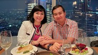 <p>Meski disibukkan dengan rutinitas sebagai ibu Persit, Joy Tobing juga kerap melakukan waktu luang besama suami. Seperti ketika mereka menikmati makan malam romantis pada perayaan hari ulang tahun pernikahan mereka baru-baru ini. (Foto: Instagram @joydestinytobing)</p>