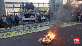 Demo Tolak KUHP di DPR Jalan Terus, Massa Bakar Ban dan Blokade Jalan