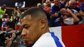 Fans Prancis Ambruk Kena Jebret Bola Pemanasan Mbappe