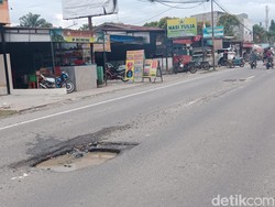 Awas! Ada Lubang Besar Menganga di Jalan Karya Wisata Medan