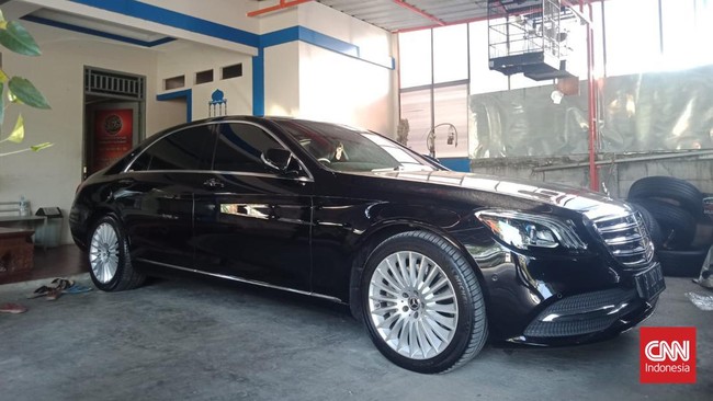 Mobil-mobil yang disewa dibayar dengan sistem harian. Tapi khusus unit Mercedes-Benz S450, ia memberikan harga khusus per satu hari Rp17,5 juta.