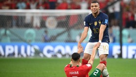 FOTO: Momen Bestie Mbappe dan Hakimi, Tukar dan Pakai Jersey Lawan