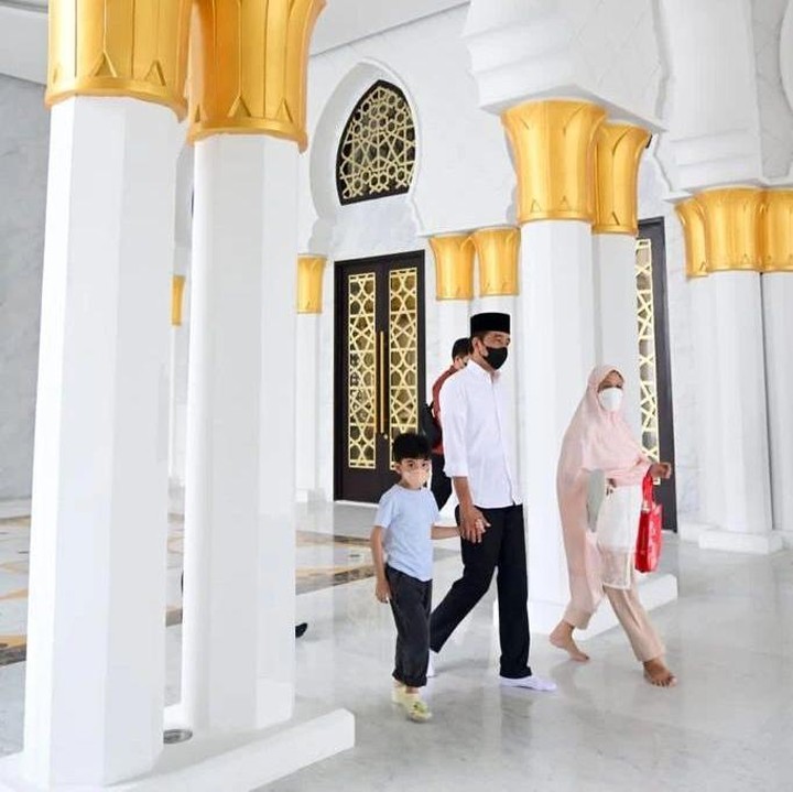 <p>Presiden Joko Widodo dikenal sangat dekat dengan para cucunya, Bunda. Ia bahkan tak segan menggendong dan menggandeng cucu-cucunya dalam acara yang penting. (Foto: Instagram: @jokowi)</p>