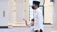 <p>Pada bulan November lalu, Jokowi mengunjungi Masjid Raya Sheikh Zayed bersama sang istri dan cucunya, Jan Ethes. (Foto: Instagram: @jokowi)</p>
