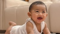 <p>Cut Raifa Aramoana anak Ria Ricis sudah memasuki usia 5 bulan, Bunda. Ketika masih berusia 4 bulan, Moana sudah mulai dikenalkan dengan makanan pendamping ASI (MPASI), lho. (Foto: Instagram: @riaricis1795)</p>