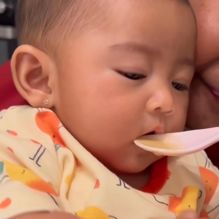 <p>Beberapa waktu lalu, Ricis sempat membagikan video ketika Moana pertama kali mengonsumsi makanan. Moana terlihat sangat senang dan anteng saat disuapi. (Foto: Instagram: @riaricis1795)</p>