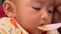 <p>Beberapa waktu lalu, Ricis sempat membagikan video ketika Moana pertama kali mengonsumsi makanan. Moana terlihat sangat senang dan anteng saat disuapi. (Foto: Instagram: @riaricis1795)</p>