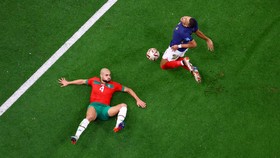 Viral Tekel Super Amrabat Hentikan Lari Cepat Mbappe