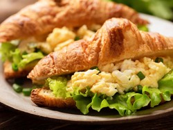 3 Resep Sandwich Isi Salad yang Segar Padat Mengenyangkan