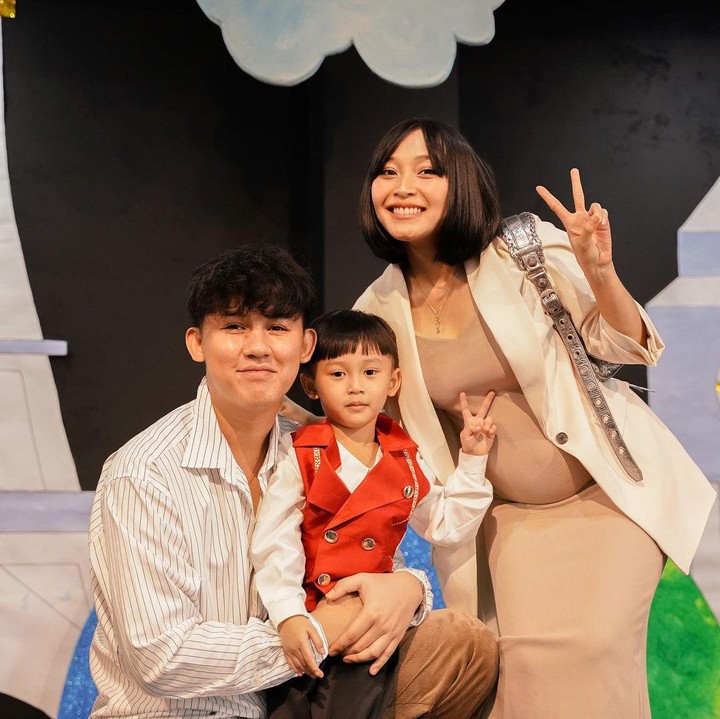 <p>Sambil mengunggah potret kebersamaannya dengan anak dan sang suami, Rinni curhat tantangannya hamil anak kedua. Ia mesti ekstra sabar menjalani kehamilan sambil mengurus anak pertama yang super clingy. (Foto: Instagram @rinni_w)</p>