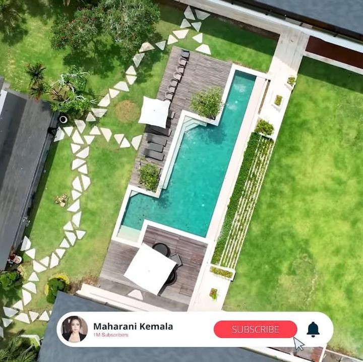 <p>Fasilitasnya pun tampak semakin lengkap dengan adanya kolam renang dengan panjangnya hampir sama dengan lapangan miliknya. (Foto: YouTube maharani kemala)</p>